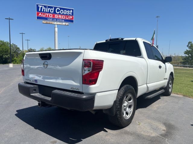 Nissan Titan Vehicle Full-screen Gallery Image 10