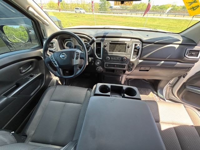 Nissan Titan Vehicle Full-screen Gallery Image 15