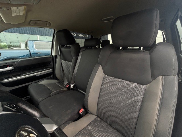 Toyota Tundra 4WD Vehicle Full-screen Gallery Image 11