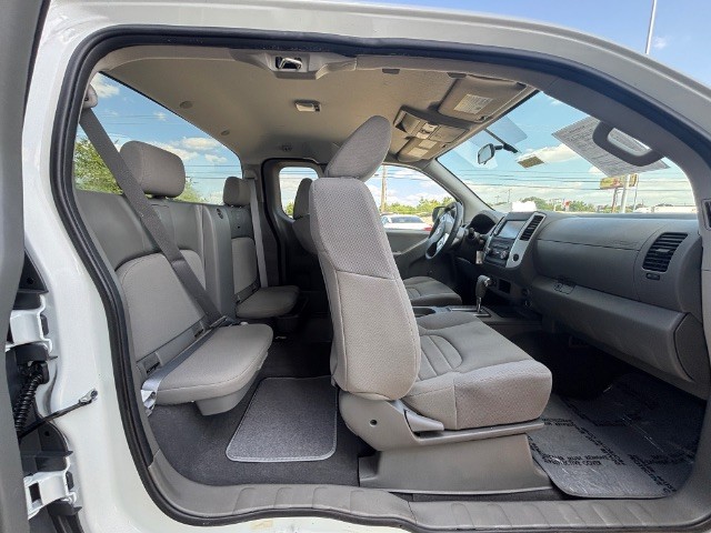 Nissan Frontier Vehicle Full-screen Gallery Image 06