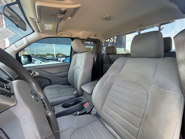 Nissan Frontier Vehicle Full-screen Gallery Image 08