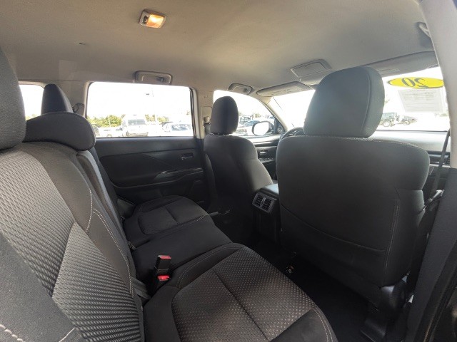 Mitsubishi Outlander Vehicle Full-screen Gallery Image 05