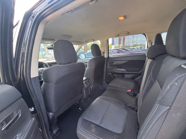 Mitsubishi Outlander Vehicle Full-screen Gallery Image 07