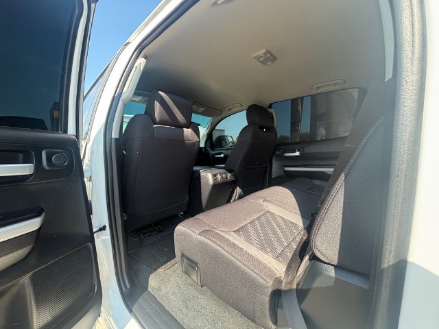 Toyota Tundra 4WD Vehicle Full-screen Gallery Image 04