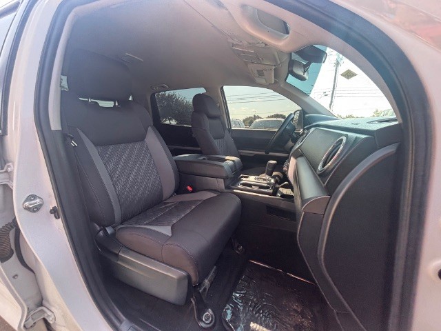 Toyota Tundra 4WD Vehicle Full-screen Gallery Image 05