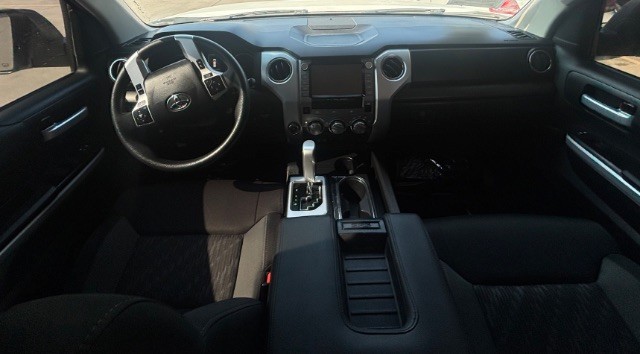 Toyota Tundra 4WD Vehicle Full-screen Gallery Image 06