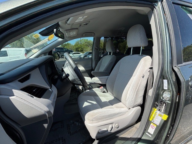 Toyota Sienna Vehicle Full-screen Gallery Image 06