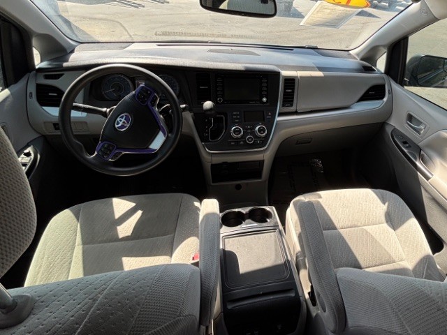 Toyota Sienna Vehicle Full-screen Gallery Image 07