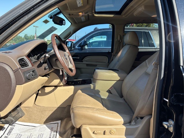 GMC Yukon XL Vehicle Full-screen Gallery Image 05