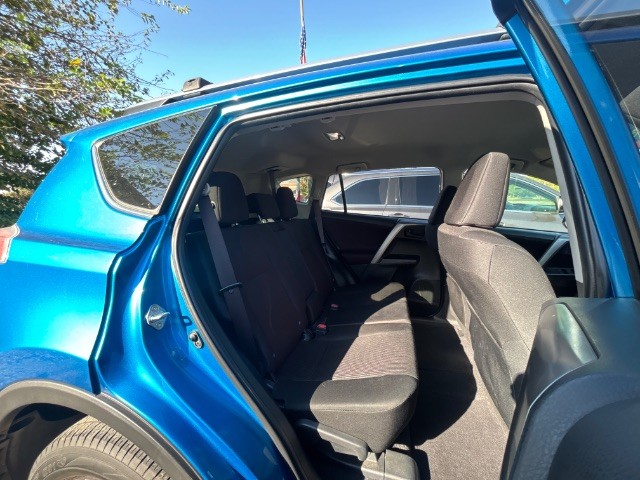 Toyota RAV4 Vehicle Full-screen Gallery Image 03