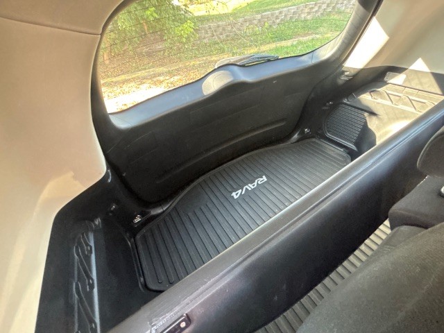 Toyota RAV4 Vehicle Full-screen Gallery Image 04