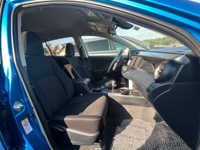 Toyota RAV4 Vehicle Full-screen Gallery Image 05