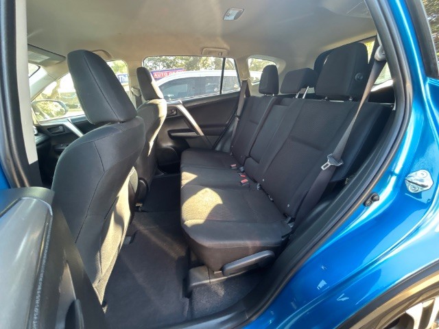 Toyota RAV4 Vehicle Full-screen Gallery Image 06