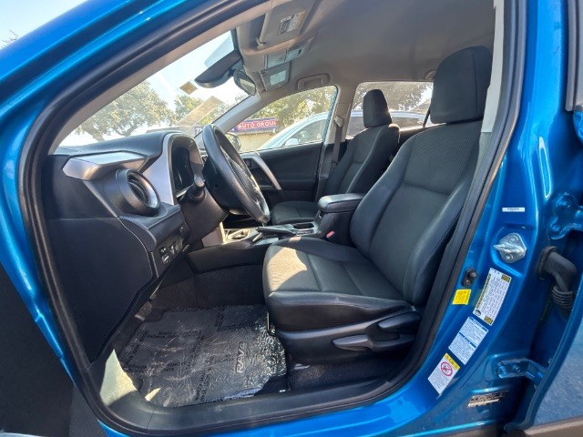 Toyota RAV4 Vehicle Full-screen Gallery Image 07