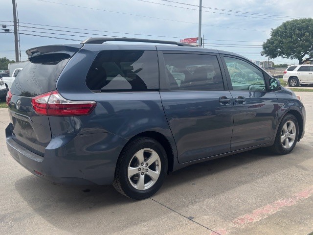 Toyota Sienna Vehicle Full-screen Gallery Image 02