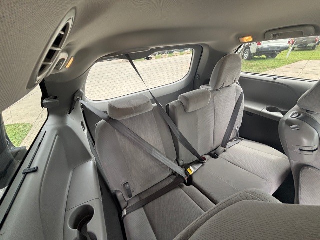 Toyota Sienna Vehicle Full-screen Gallery Image 04