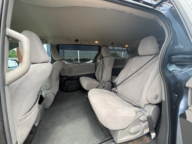 Toyota Sienna Vehicle Full-screen Gallery Image 05