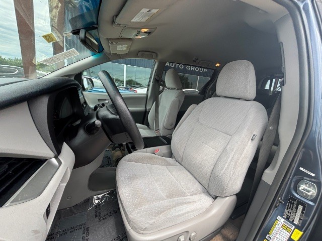 Toyota Sienna Vehicle Full-screen Gallery Image 06