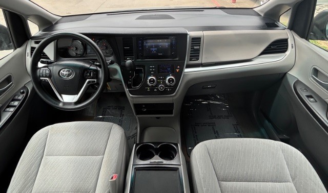 Toyota Sienna Vehicle Full-screen Gallery Image 07