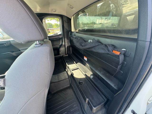 Toyota Tacoma 2WD Vehicle Full-screen Gallery Image 07