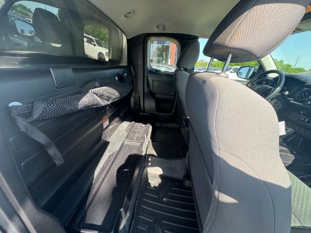 Toyota Tacoma 2WD Vehicle Full-screen Gallery Image 09