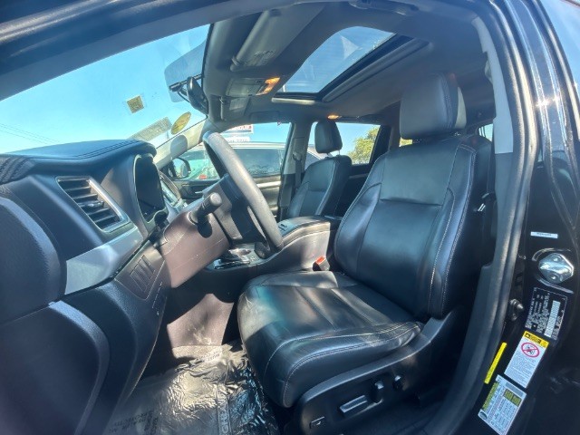 Toyota Highlander Vehicle Full-screen Gallery Image 02