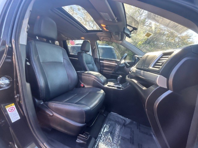 Toyota Highlander Vehicle Full-screen Gallery Image 03