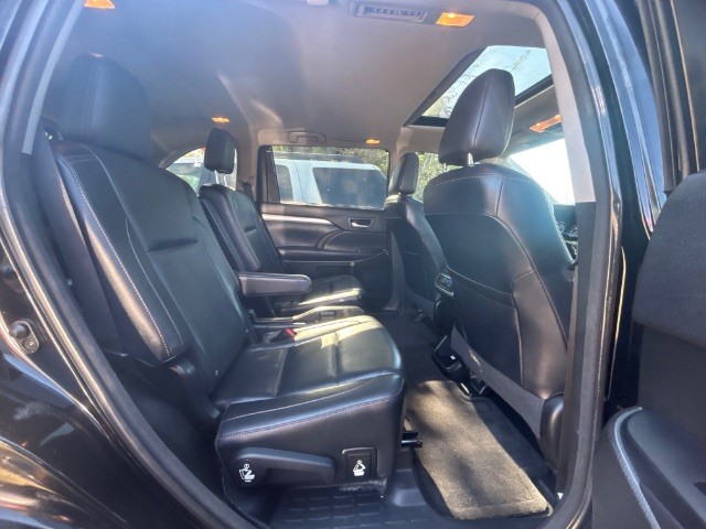 Toyota Highlander Vehicle Full-screen Gallery Image 05