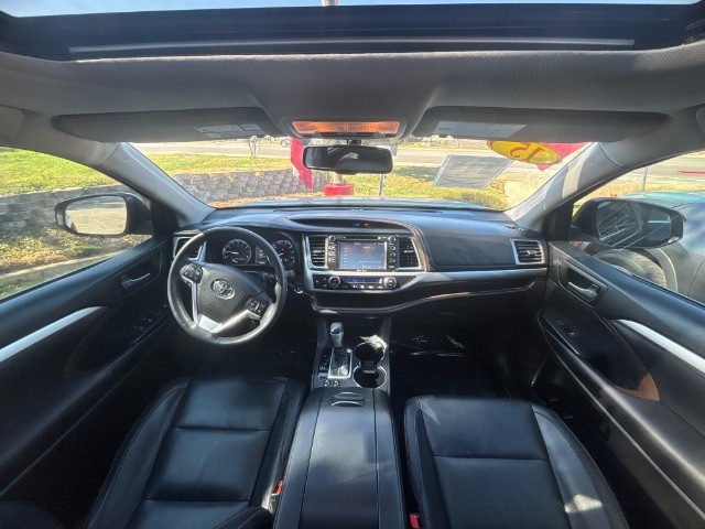 Toyota Highlander Vehicle Full-screen Gallery Image 08