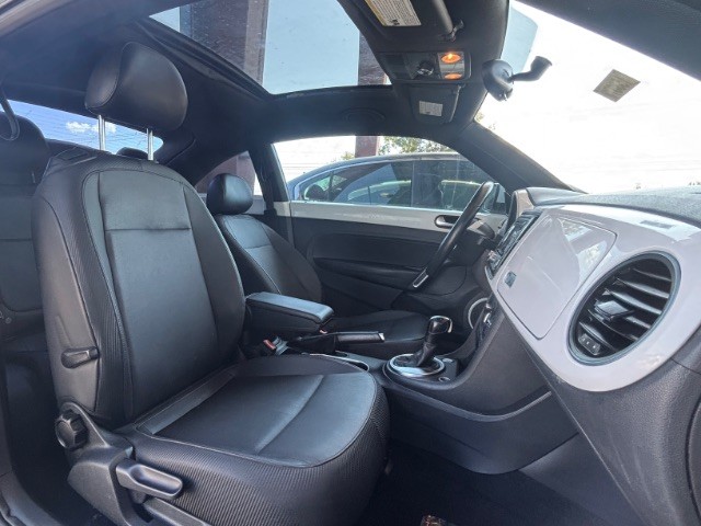 Volkswagen Beetle Vehicle Full-screen Gallery Image 04