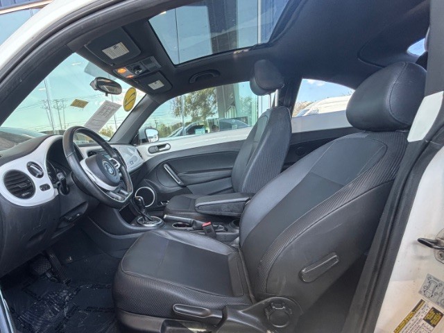 Volkswagen Beetle Vehicle Full-screen Gallery Image 05