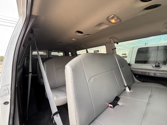 Ford Econoline Wagon Vehicle Full-screen Gallery Image 03