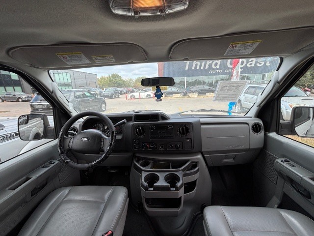 Ford Econoline Wagon Vehicle Full-screen Gallery Image 06