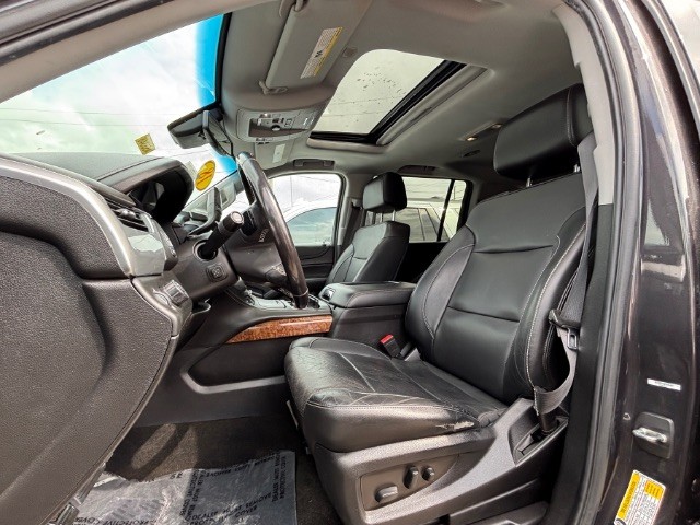 Chevrolet Suburban Vehicle Full-screen Gallery Image 03