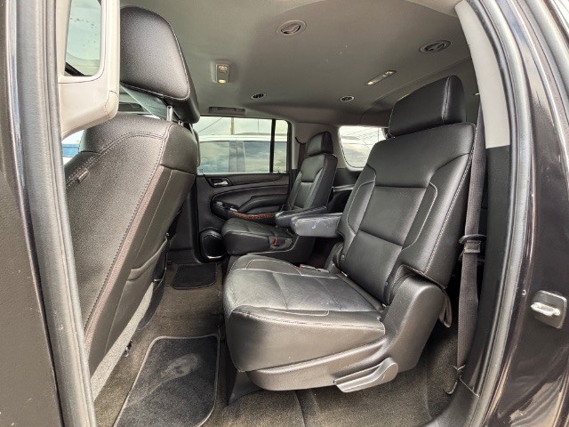 Chevrolet Suburban Vehicle Full-screen Gallery Image 04