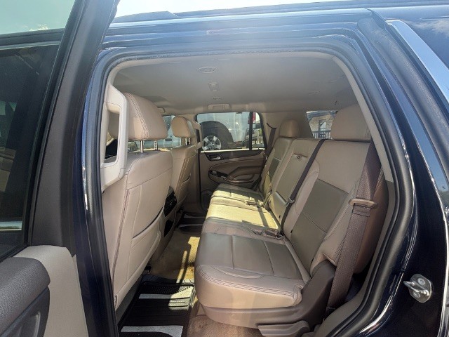 GMC Yukon Vehicle Full-screen Gallery Image 03