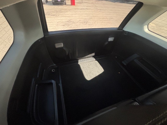 Toyota 4Runner Vehicle Full-screen Gallery Image 03