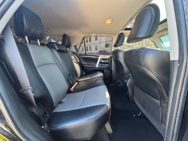 Toyota 4Runner Vehicle Full-screen Gallery Image 04