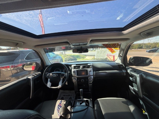 Toyota 4Runner Vehicle Full-screen Gallery Image 06