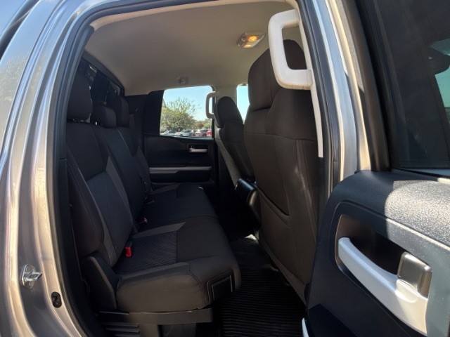 Toyota Tundra 2WD Truck Vehicle Full-screen Gallery Image 04