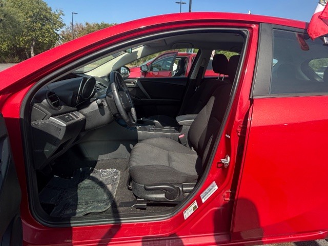 Mazda Mazda3 Hatchback Vehicle Full-screen Gallery Image 02