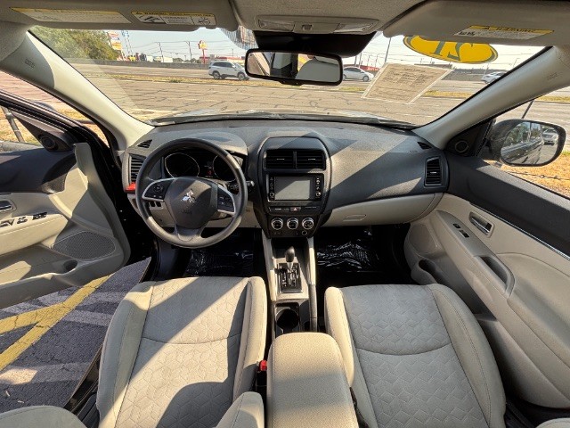 Mitsubishi Outlander Sport Vehicle Full-screen Gallery Image 02