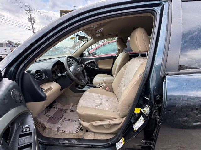 Toyota RAV4 Vehicle Full-screen Gallery Image 04