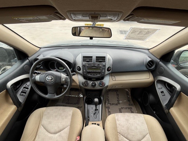 Toyota RAV4 Vehicle Full-screen Gallery Image 05