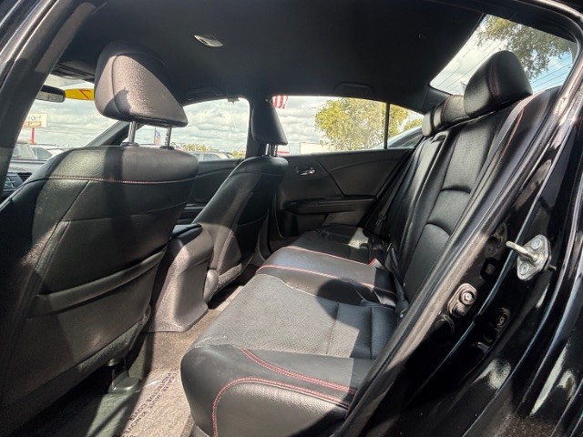 GMC Savana Cargo Van Vehicle Full-screen Gallery Image 02