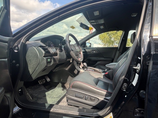 GMC Savana Cargo Van Vehicle Full-screen Gallery Image 03