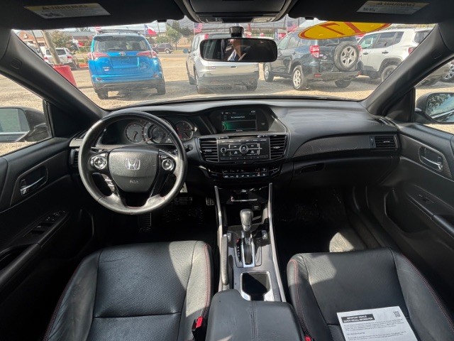 GMC Savana Cargo Van Vehicle Full-screen Gallery Image 04