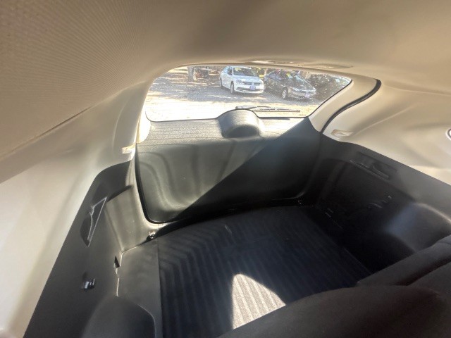 Honda CR-V Vehicle Full-screen Gallery Image 03