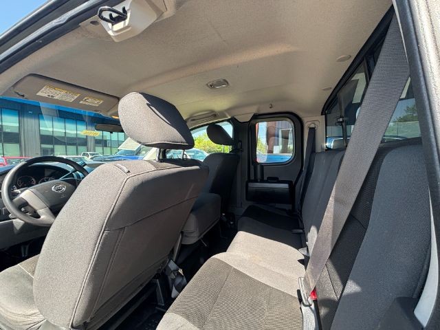 Nissan Titan Vehicle Full-screen Gallery Image 07