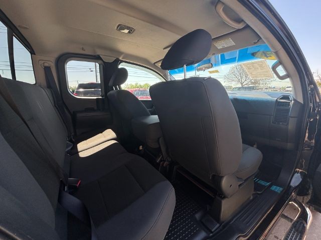 Nissan Titan Vehicle Full-screen Gallery Image 08